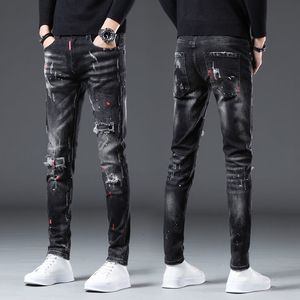 Männer Jeans Korea Version Herren Schwarz Zerrissene Stilvolle Slim Stretch Licht Luxus Splash Tinte Druck Sexy Straße 221118