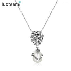 ペンダントネックレスluoteemiかわいいデザインシミュレートされた真珠の輝く花Tine CZ Stone Necklace White color Jewelry for Women Wedding