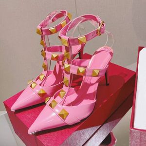 Punta a punta 2 cinturini con borchie scarpe con tacco alto Sandali in pelle verniciata Scarpe da donna con cinturino con borchie rosa rosso San Valentino Tacco 9 cm Designer di lusso