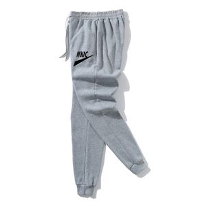 Pantaloni invernali in cotone caldo in pile Moda Pantaloni sportivi casual a prova di acqua Pantaloni da uomo di marca allentati addensati Pantaloni da uomo Stampa LOGO