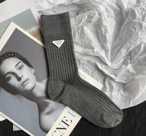 Calzini firmati Calze Designer Autunno Inverno Pra Sock Lettere Calzini alla caviglia per le donne Calze di cotone a righe con doppio ago a tubo medio e lungo JZ37