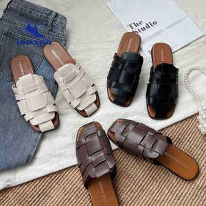 2022 Browm Women Slippers Fashion Flat Mules Shoes女性スライドスリッパ織り通気性メッシュ軽量レディースシューズJ220716