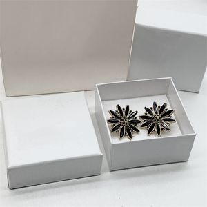 Kvinna designers örhängen örn studs hårklipp klassiska bokstäver gyllene silver diamant blommor örat lyxiga modemärke avslappnade hårklipp