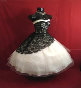 Vintage 1950039s knielange kurze Hochzeitskleider 2015 Schwarz -Weiß -Spitze Gothic Hochzeitskleider Schatz Victorian Ball Gow3840023