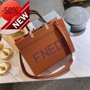 Il negozio ha l'80% di sconto all'ingrosso Wang Hong Lin Shanshan Same Tote Bag Lettera Una borsa a spalla Grande capacità delle donne Moda autunno e inverno