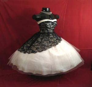 Vintage 1950039s knielange kurze Hochzeitskleider 2015 Schwarz -Weiß -Spitze Gothic Hochzeitskleider Schatz Victorian Ball Gow1714090