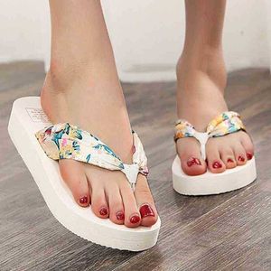 Mode kvinnliga tofflor vår och sommar bohemian satin band plattform kil tofflor flipflops strandskor designer skor j220716