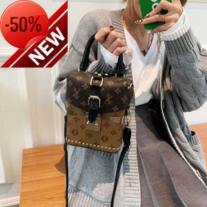 Il negozio ha uno sconto dell'80% all'ingrosso Borsa rossa netta femminile 2023 Inizio primavera Nuova moda Rivetto Scatola Stampa Una spalla Crossbody Portatile Piccola piazza