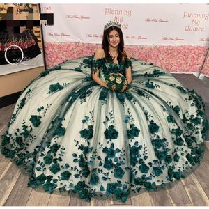 Handgjorda blommor 2023 Quinceanera klänningar pärlor av axelremmarna tyllanpassade Sweet 16 Princess Party Ball klänning Vestidos