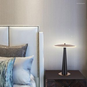 Lampade da tavolo Lampada da scrivania a LED Moderna luce dorata Colore caldo Decorazione notturna Appartamento