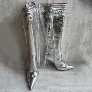 2022 Женские ботинки осень и зима заостренная металлическая пряжка на молнии колена женская шпильча