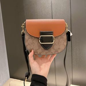 デザイナーバッグLuxurys Woman Horseshoe Design Shourdle Bags Leather Handbags Teleath Versatile Messenger Bag Metal Clasp Letter Shopping Wallet