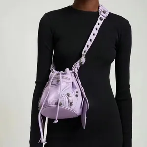 ブラックホワイトバケットバッグ大容量デザイナートートバッグメタルリベット装飾女性ハンドバッグプロパストート