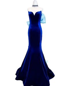 Velvet Promowa sukienka 2023 Big Bow Syrenca kochanie zima formalna wieczór ślubna suknia suknia konkurs Gala Runway Red Carpet Dopasowany granatowy królewski pociąg Long Train