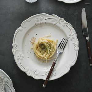 Pratos pratos de jantar cerâmica de cerâmica feita em casa com relevo em casa uma mesa de restaurante oeste da tarde de chá de chá ocidental