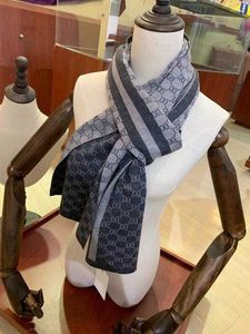 高品質のシルクスカーフ4季節のスカーフメンズとレディースの長い首のクローバースカーフ3色