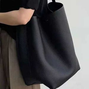 Классика Сумка для коровьей кожи ряд The Row Tote Tote Top Toat Cowhide 2022 Осень и зимняя пригородная мощность в одно плечо.