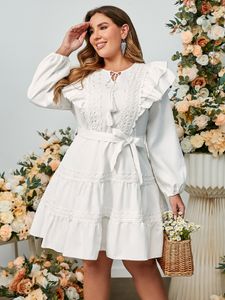 Artı boyutu elbiseler artı zarif uzun kollu dantel artı beden mini elbise kadınlar beyaz dantel yukarı ofis elbiseleri 4xl patchwork fırfır kemeri vestido 221121