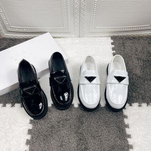 Klassieke kinderen kinderen leren jurk schoenen zwart witte omgekeerde driehoek jongens meisjes loafers herfst lente slip op platte muls ontwerper buiten wandelen casual schoenen