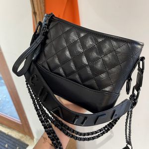 20 cm Classic Black Vintage Designer quiltade väskor med brevläderhandtag Totes kalvskinn hårdvarukedja korskroppband kvinnor trend stora kapacitet handväskor