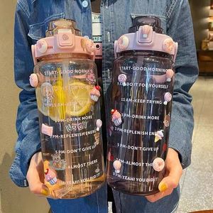 Butelki z wodą 2 litra z znacznikiem czasu Duża pojemność Picie dziewcząt Przenośne sporty na świeżym powietrzu 221122