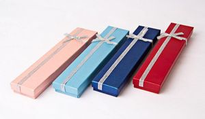 High QualityBracelets Box Pearl Paper Cross Flower Armband Box Presentl￥dor F￶rpackning Displaybox F￤rg Valfritt Slumpm￤ssigt LandoLL8729819