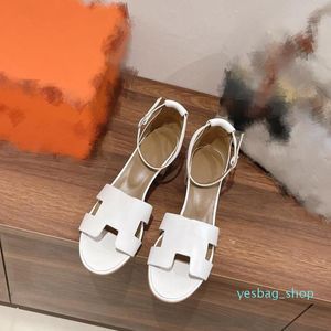 Lady Sandals Sapatos femininos Couro macio Polor Design cl￡ssico estilo cl￡ssico Summer com salto grossa elegante simples 05