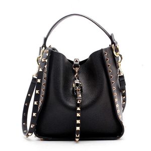 Saco de designer 2022 famosa marca designer mulheres balde couro genuíno senhoras bolsa ouro rebite feminino bolsa ombro vintage tote 022