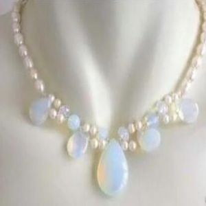 Shupping Blue Fire Opal and Fresh Water Pearl Cluster Halsband