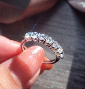 Pierścienie klastra romantyczne 925 Srebrny pierścień biżuteria Moissanite Runda Doskonała cięcie przyjęcia weselna rocznica Pass Diamond Test Prezent