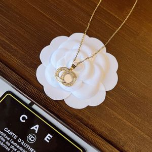 Colares com pingente de joias de estilo quente, colar de diamantes de luxo requintado, projetado para meninas, acessórios de marca de corrente longa, presente premium clássico