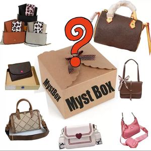Hh 50% rabatt på mystery box mix väskor handväskor julblind lådor lyx designer väska kvinnor män olika shoudler crossbody tot plånböcker innehavare plånböcker