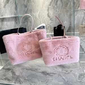 22F/W Fluff Grandes Sacolas de Compras Clássico Lã Acolchoado Com Alça de Pele de Cordeiro Cinto Ombro Transversal Maxi Capacidade Bolsas Femininas Luxuosas de Rua Bolsas de Designer 30/35C