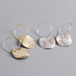 Серьги обруча enosola Dainty Shinny Geometric неровные круглые диск Huggie для женщин, чувствительных к ушам, 925 серебря