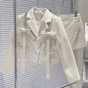 Zweiteiliges Kleid, zweiteiliges Kleid, Frühlingsdamenanzüge, Fliege, Diamanten, Blazer, Mantel, OL, zweireihig, Perlenjacke, hohe Taille, unregelmäßiger Rock, 2-teiliges Set 221122