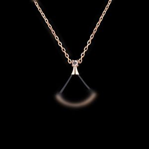 Короткое ожерелье на ключице Ожерелья с подвесками Ювелирные изделия на заказ Розовое золото 18 карат маленькая юбка ожерелье рукоделие халцедон белая фритиллярия инкрустированная бриллиантовой ключицей