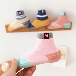 First Walkers Baby Shoes Mixed Colors Striped Letters Walker Toddler Boys Girls Kids Rubber Soft Sole Floor shoes Knit Booties AntiSlip 221124