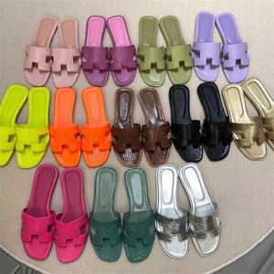 Sandals Beach Slippers الكلاسيكية البغال الكعب المسطح البغال الفاخرة مصممة فاخرة تتخبط الجلود سيدة شرائح صندل النساء الرجال الصيف أحذية