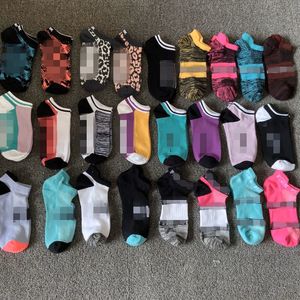 Z tagami DHL Multicolor Kids Sports Socks z kartonami cheerleaderki Czarne różowe krótkie skarpetki Kobiety bawełniane deskorolki Sneaker GG0804