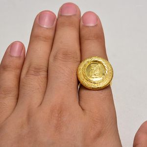 Cluster ringen Annayoyo Dubai Walking Show Gold Color Ring For Women Girls Arabisch Midden -Oosten Juweliers Little Bangs Woman Mama Gifts