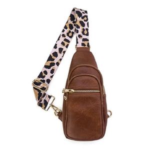 Kişiselleştirilmiş PU Deri Seyahat Festivali Çantası Vegan Sling Crossbody Çantası DOM -114JA002