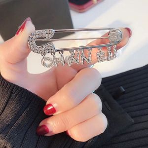 Luxury Pin Crystal Brooches for Men and Women Channel Brooch Designer Wedding Lovers Jewelry as A Gift with Flannel Bag 4400