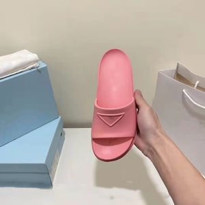 Kvinnors designer tofflor sommar 2022 godisf￤rgade flip-flops par mjuk ensam semester strandkl￤der