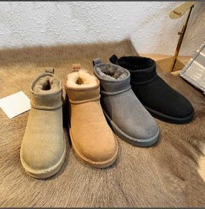 Boots Women Classic Ultra Mini Snow Boot Platform Slippers Button Matte Fur Suede Sheepskin Wool Blend Comfort Winter Fall Designer Ankle ssgfdsvgg