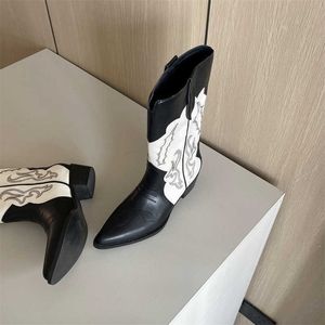 Fashion Boots broderade Western Cowboy Women's 2022 Autumn and Winter New Korean Color Contrast Pointed Thick Medium Heel Mid Barrel Knight 220923