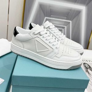 Autumn New Color Fashion Designer Sneakers Casual Breattable White Lace-Up Non-Slip Men and Women Casual Running Shoes 221125