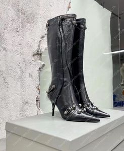 ブーツデザイナーブーツcagole膝ハイブーツ女性スティレットヒールポイントトゥートースブートラムスキンレザースタッドバックル装飾されたサイドジップシューズ205