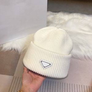 Lyxig stickad hatt Designer mode mössa Män Kvinnor Cashmere Bokstäver Utomhus Casual Klassisk skalle huva