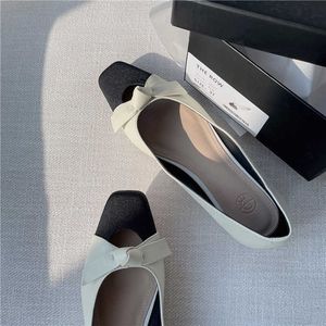 The Row Schuhe Kleiderschuhe Springdesigner 2022 Neue Quadratkopffarbe Kontrast kleiner duftender Bogenknoten Flat Absatz Elegant Cowhide Single Shoes OH4J