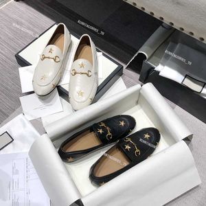 Princetown Designerskor Män Kvinnor Mules Loafers Kohud Metallspänne Mule Modeklänning Sko Tryckt Broderi Loafer